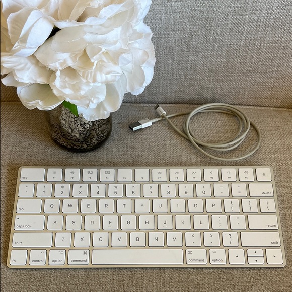 Apple Magic Keyboard 2 Model A1644 Wireless and Rechargeable with‎ Cord - Picture 2 of 11